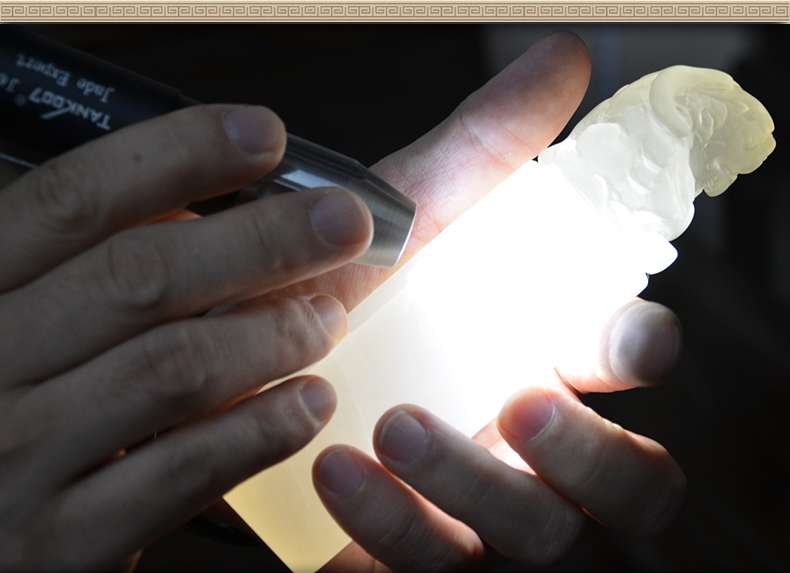 照玉強光手電筒不只可以鑒定琥珀，還可以鑒別各種的玉石、原石