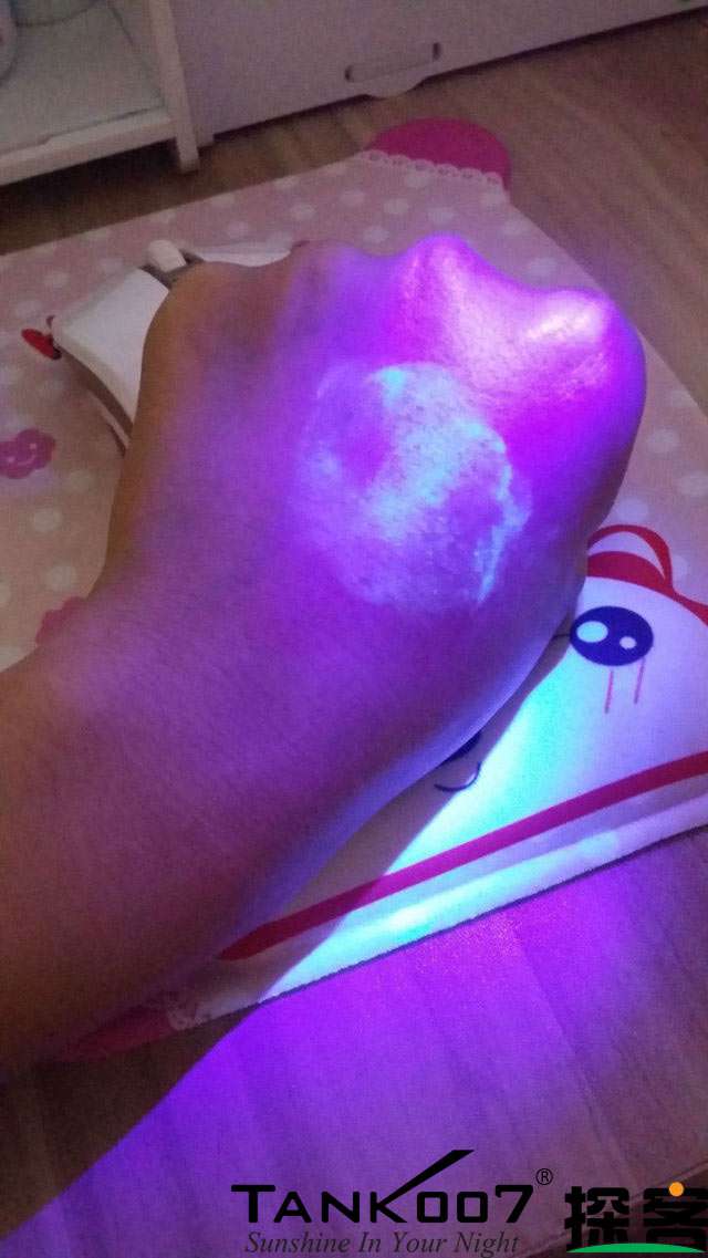 客戶買了紫光手電驗(yàn)熒光劑，先拿面膜大姨媽巾開刀 