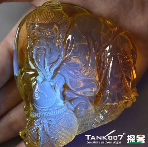 網上用紫光手電鑒定琥珀的帖子這么多，哪個是真假？