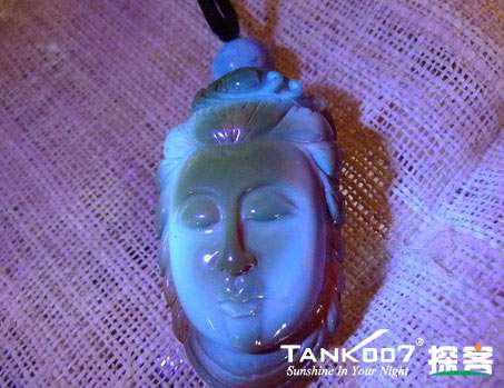 網上用紫光手電鑒定琥珀的帖子這么多，哪個是真假？