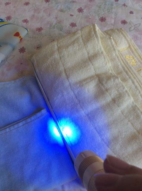  寶媽買了紫光手電，衣服上好多熒光劑，看的心慌害怕