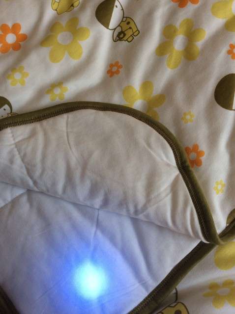  寶媽買了紫光手電，衣服上好多熒光劑，看的心慌害怕