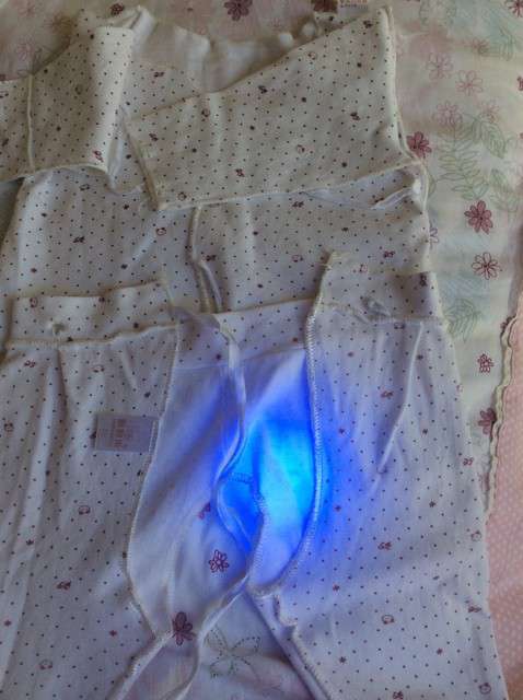  寶媽買了紫光手電，衣服上好多熒光劑，看的心慌害怕