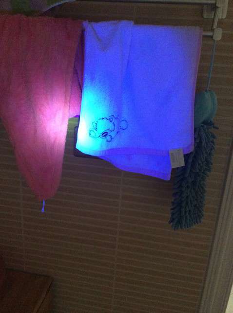  寶媽買了紫光手電，衣服上好多熒光劑，看的心慌害怕